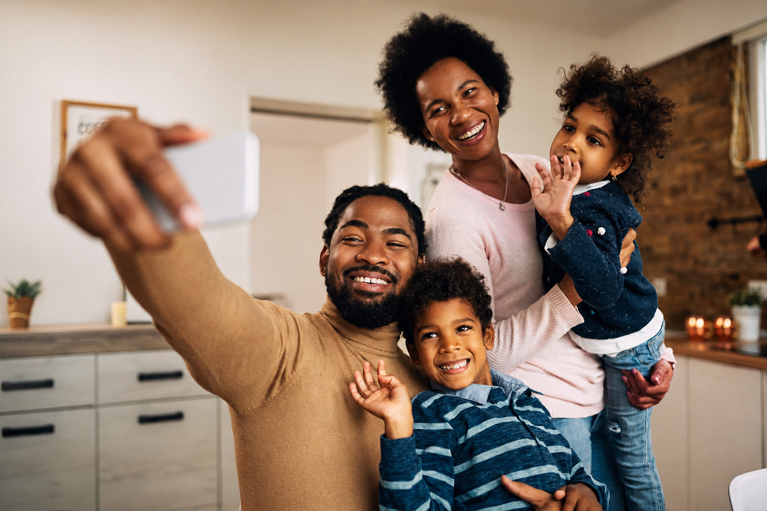 Família sorrindo durante um momento de cuidado e bem-estar